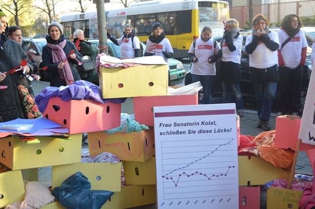 Mitarbeiterinnen der Berliner Frauenprojekte demonstrieren zum Tag gegen Gewalt gegen Frauen © FRIEDA