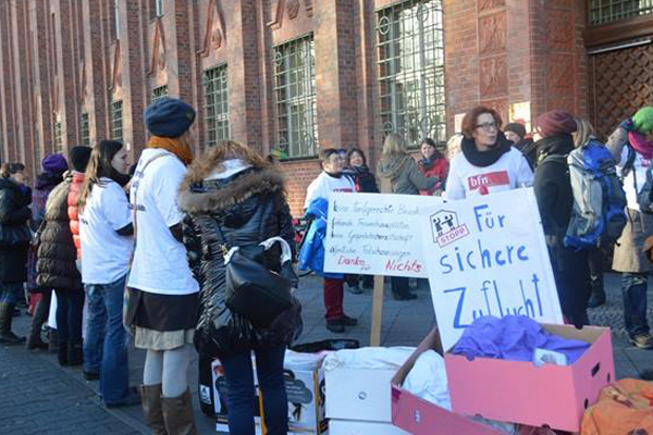Mitarbeiterinnen der Berliner Frauenprojekte demonstrieren zum Tag gegen Gewalt gegen Frauen © FRIEDA