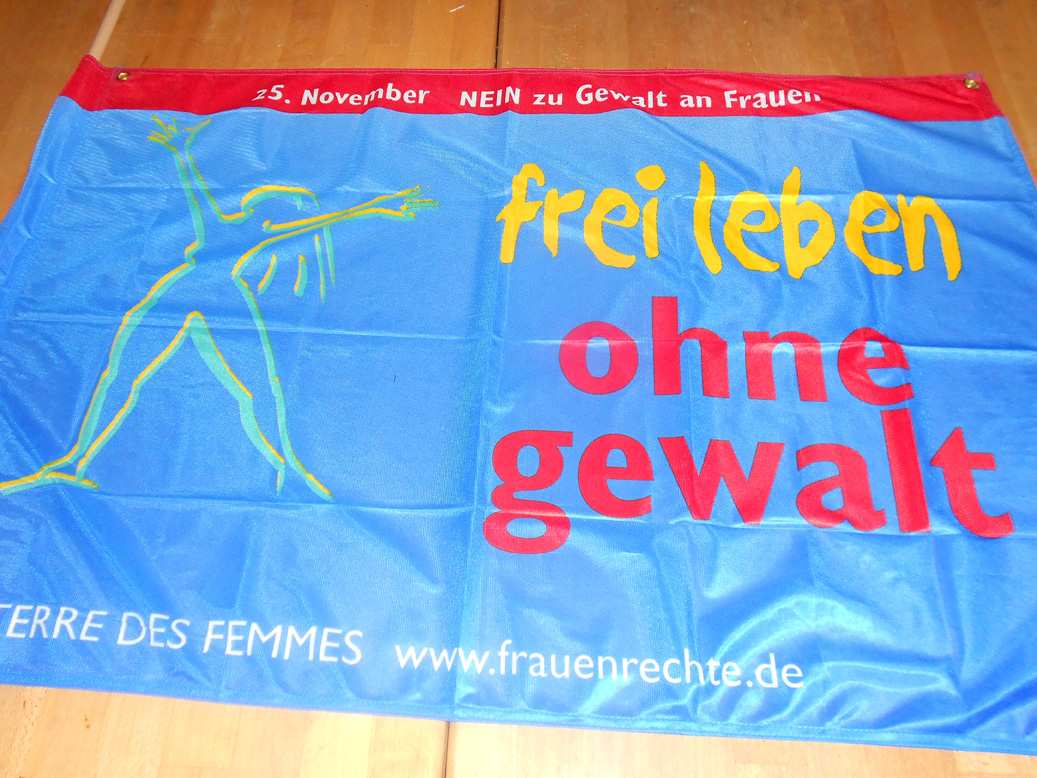 Fahne "frei leben ohne gewalt" © FRIEDA