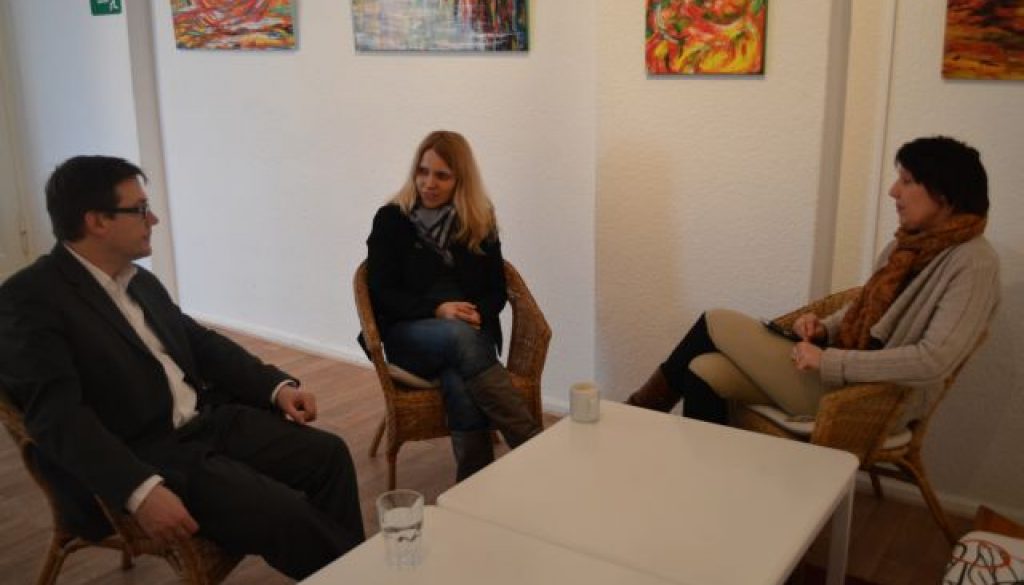 Im Gespräch über das Anti-Stalking-Projekt mit Opferschutzbeauftragtem Weber © FRIEDA